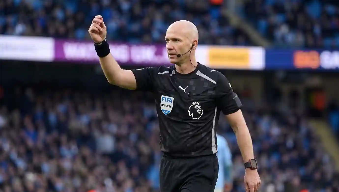 แอนโธนี่ เทย์เลอร์ ผู้ตัดสินพรีเมียร์ลีก ในเกมบิ๊กแมตช์ชี้ชะตาที่มี เทย์เลอร์ ตัดสิน แมนซิตี้ พบ อาร์เซน่อล