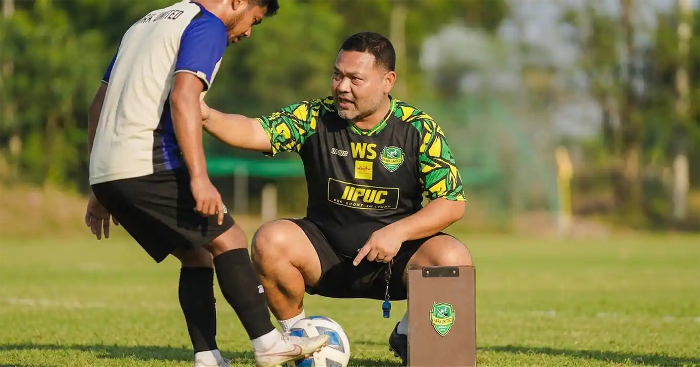 โค้ชเลี๊ยบ นรา ยูไนเต็ด ลุ้นเลื่อนชั้น สู่ศึกไทยลีก 2 หลังพาทีมผงาดคว้าแชมป์โซนใต้ได้สำเร็จ