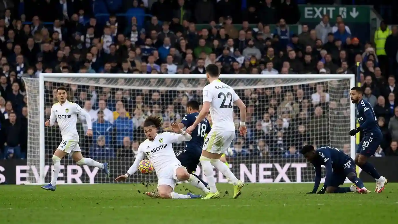 ตำนานลูกฟรีคิกลา โคเวนทรี ซิตี้ สูตรตั้งเตะสุดสร้างสรรค์ปี 1970 ที่ถูกสั่งแบน