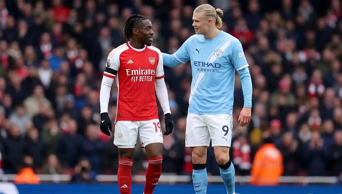 เอเบเรชี่ เอเซ่ ในจังหวะที่ วิเอร่าวิจารณ์อาร์เตต้าเปลี่ยนเอเซ่ ออกจากสนาม