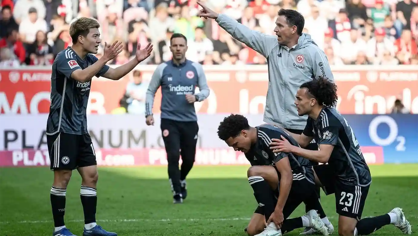 แฟร้งค์เฟิร์ต เสีย เอ็นนัมดี คอลลินส์ ทั้งซีซั่น หลังฟูลแบ็กดาวรุ่งต้องเข้ารับการผ่าตัดข้อเท้าพักยาว