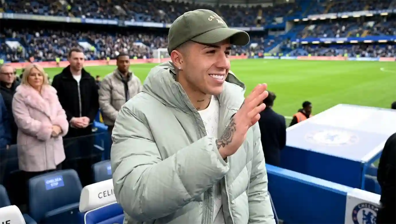 เอ็นโซ่ เฟร์นานเดซ กองกลางทีมชาติอาร์เจนติน่า ในข่าว เลียม โรซิเนียร์ ยัน เอ็นโซ่ คืนทัพเชลซี ดวลแมนยู