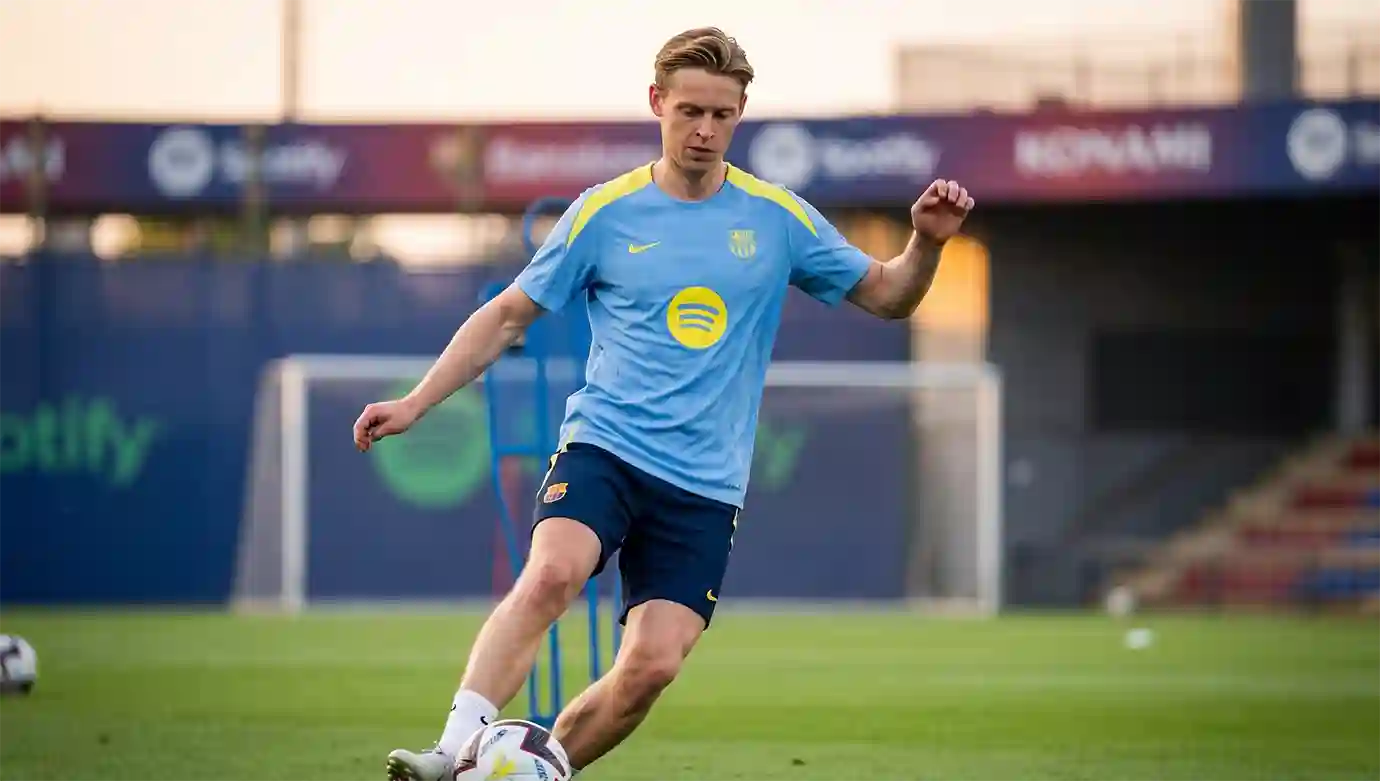 เฟรงกี้ เดอ ย็อง กองกลางบาร์เซโลน่าขณะฝึกซ้อม ซึ่งทาง บาร์เซโลน่า รอเช็กฟิต เฟรงกี้ เดอ ย็อง ดวลตราหมี