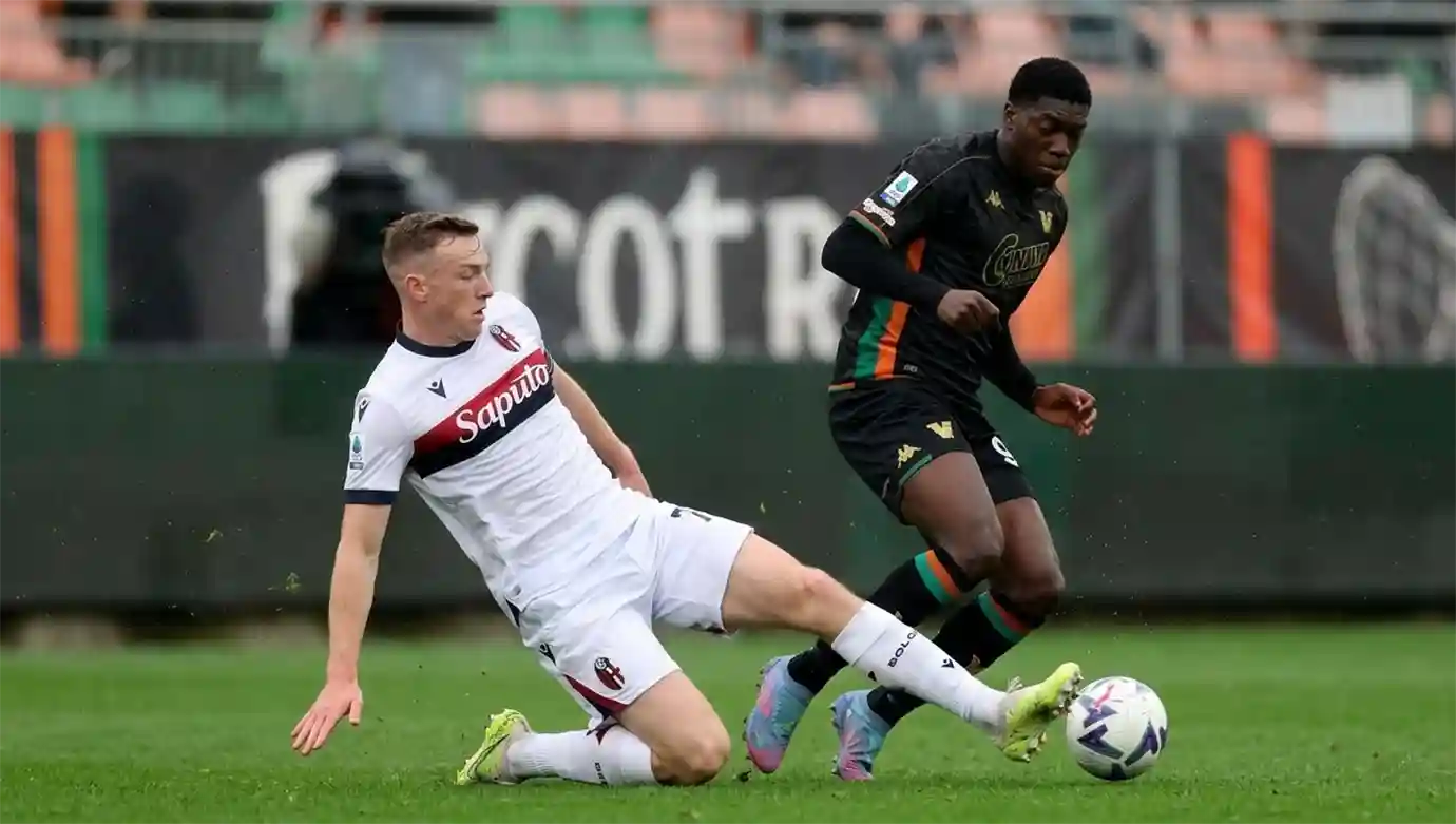 อิสซ่า ดุมเบีย กองกลางดาวรุ่งทีมชาติอิตาลีชุดยู-21 ในข่าวที่ว่า ยักษ์ใหญ่เซเรียอา สนคว้า อิสซ่า ดุมเบีย ดาวรุ่งเวเนเซีย