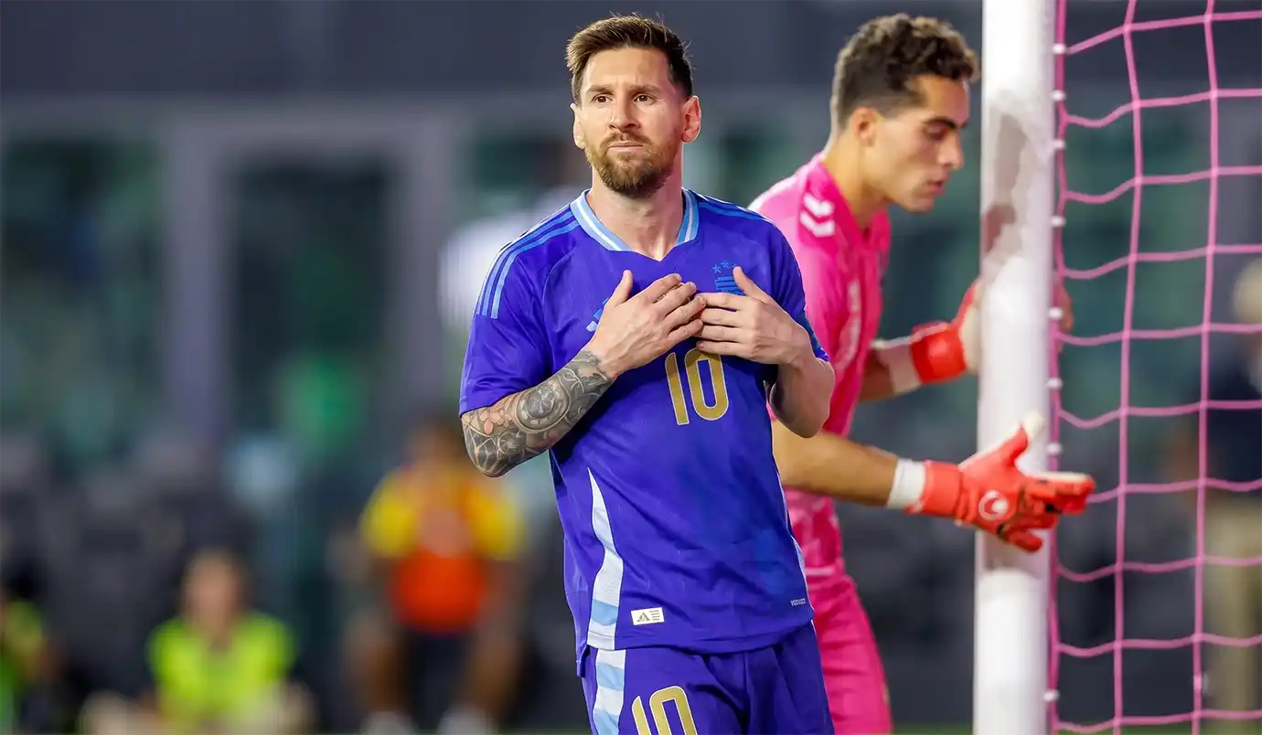 ลิโอเนล เมสซี่ ขณะพักผ่อนบนอัฒจันทร์ในคดีที่ ลิโอเนล เมสซี่ และอาร์เจนตินา โดนฟ้องผิดสัญญาเกมอุ่นเครื่อง