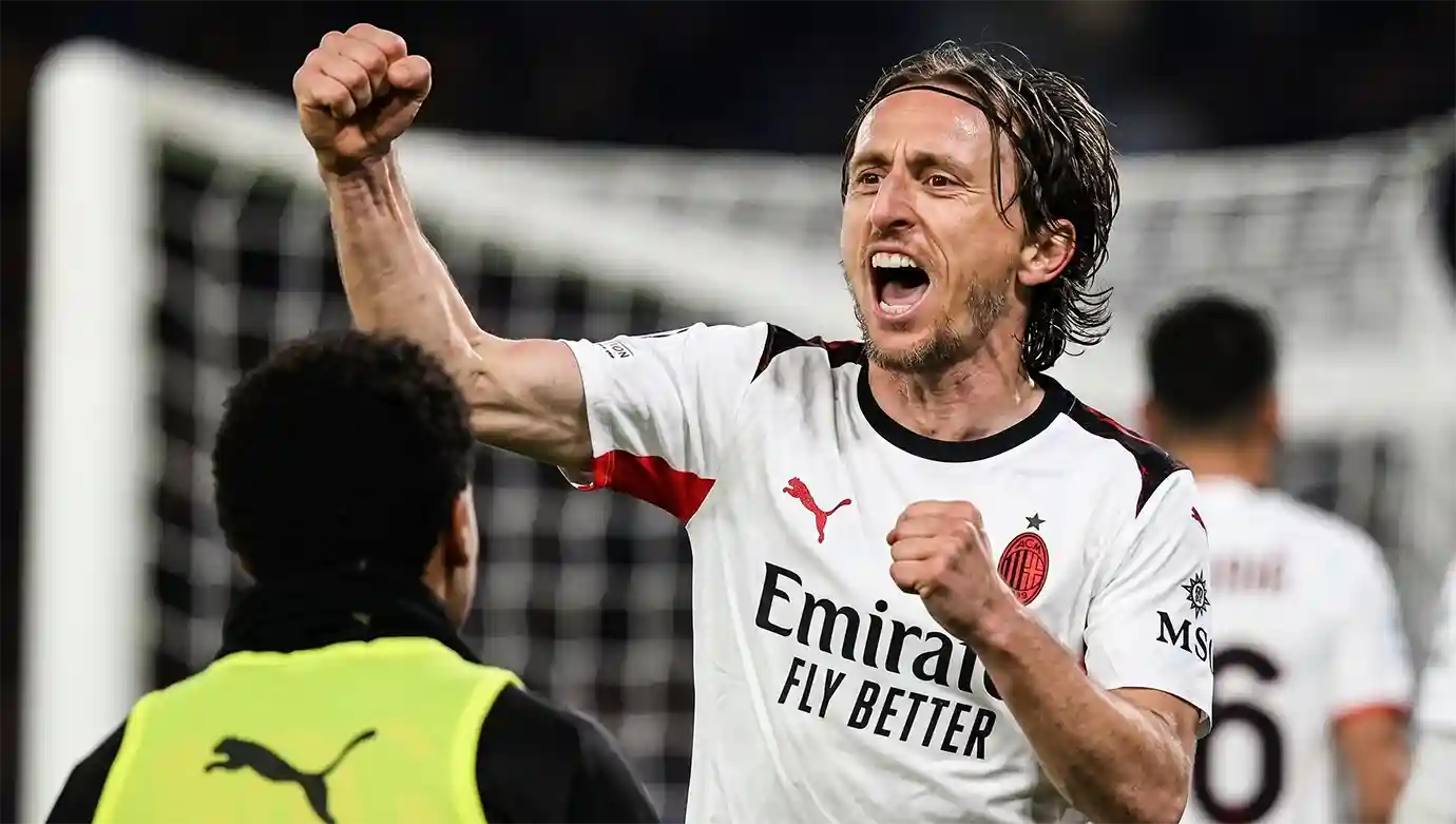 ลูก้า โมดริช กองกลางเอซี มิลาน ในจังหวะที่ ลูก้า โมดริช ตั้งเงื่อนไขต่อสัญญา เอซี มิลาน ซีซั่นหน้า