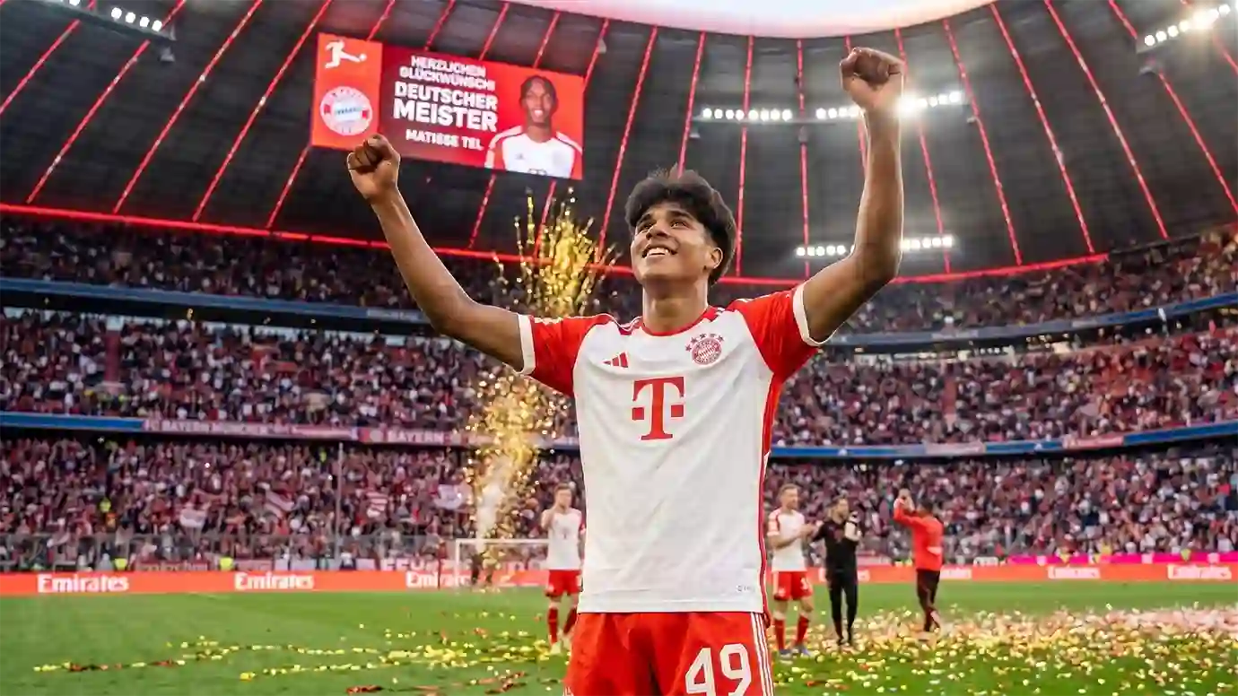 ไมค่อน คาร์โดโซ่ ในสีเสื้อเสือใต้ร่วมฉลองในข่าว ไมค่อน คาร์โดโซ่ ร่วมฉลองแชมป์บุนเดสลีกากับบาเยิร์นมิวนิก