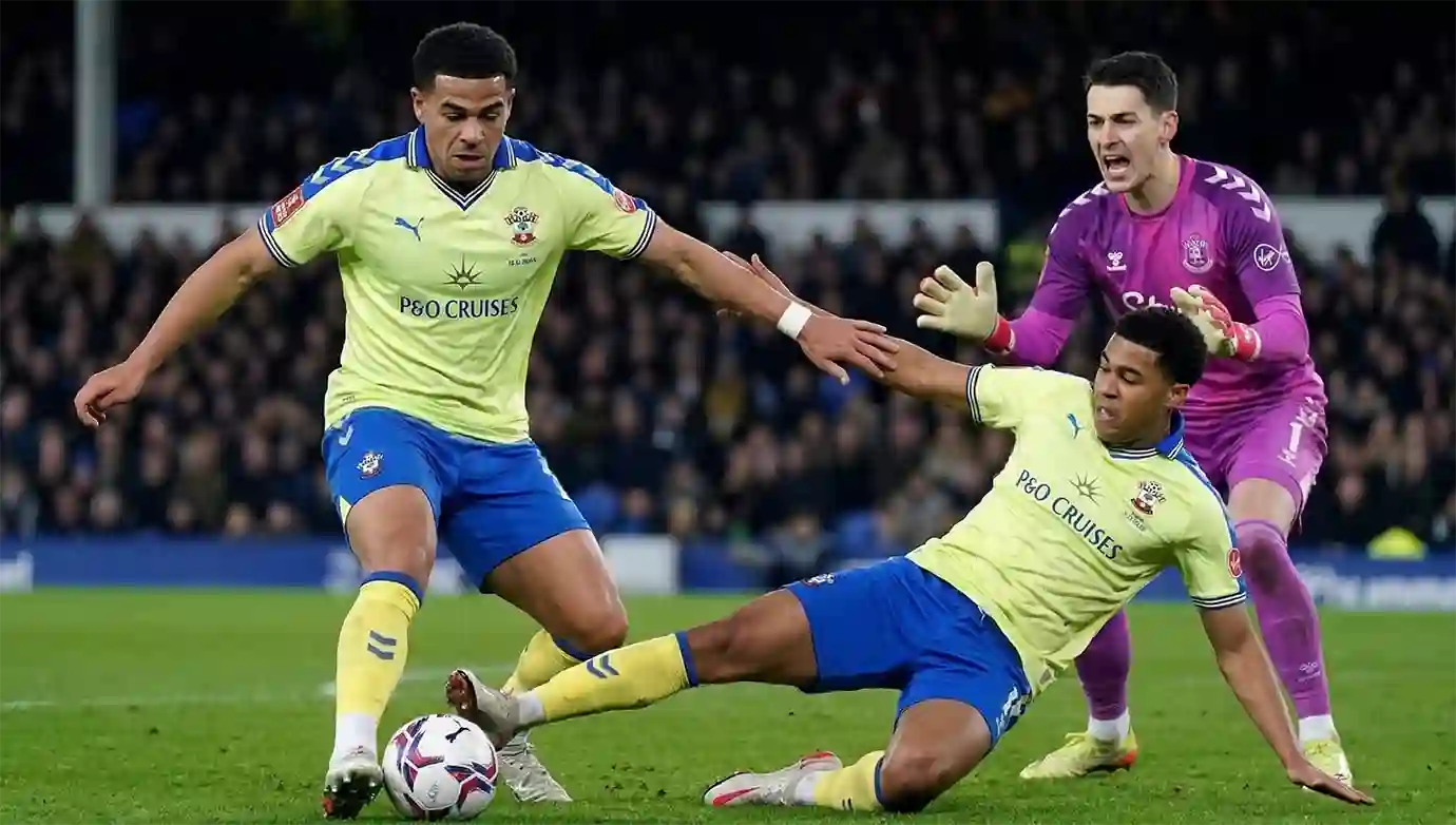 แมนยู เอฟเวอร์ตัน แย่งตัว เช ชาร์ลส์ กองกลางทีมชาติไอร์แลนด์เหนือของเซาแธมป์ตัน