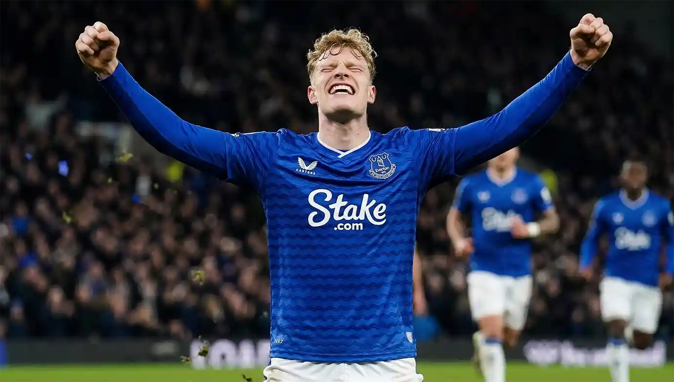 แมนยู ยังสนคว้า แบรนธ์เวต ปราการหลังตัวเก่งของ เอฟเวอร์ตัน เข้ามาเสริมความแข็งแกร่งในแนวรับระยะยาว