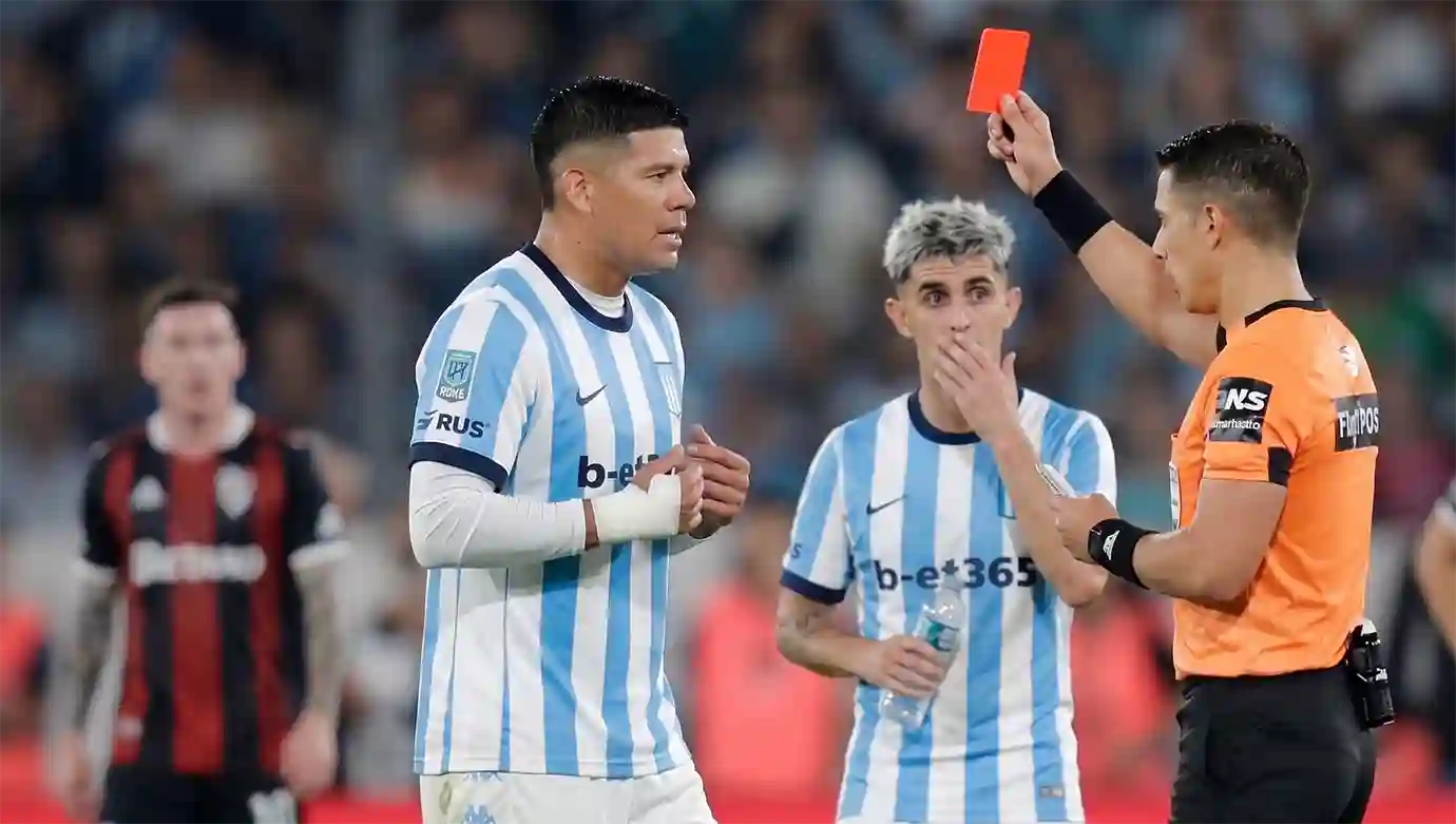 มาร์กอส โรโฮ อดีตกองหลังแมนฯ ยูไนเต็ด ในจังหวะที่ มาร์กอส โรโฮ โดนไล่ออก หลังต่อยคู่แข่ง