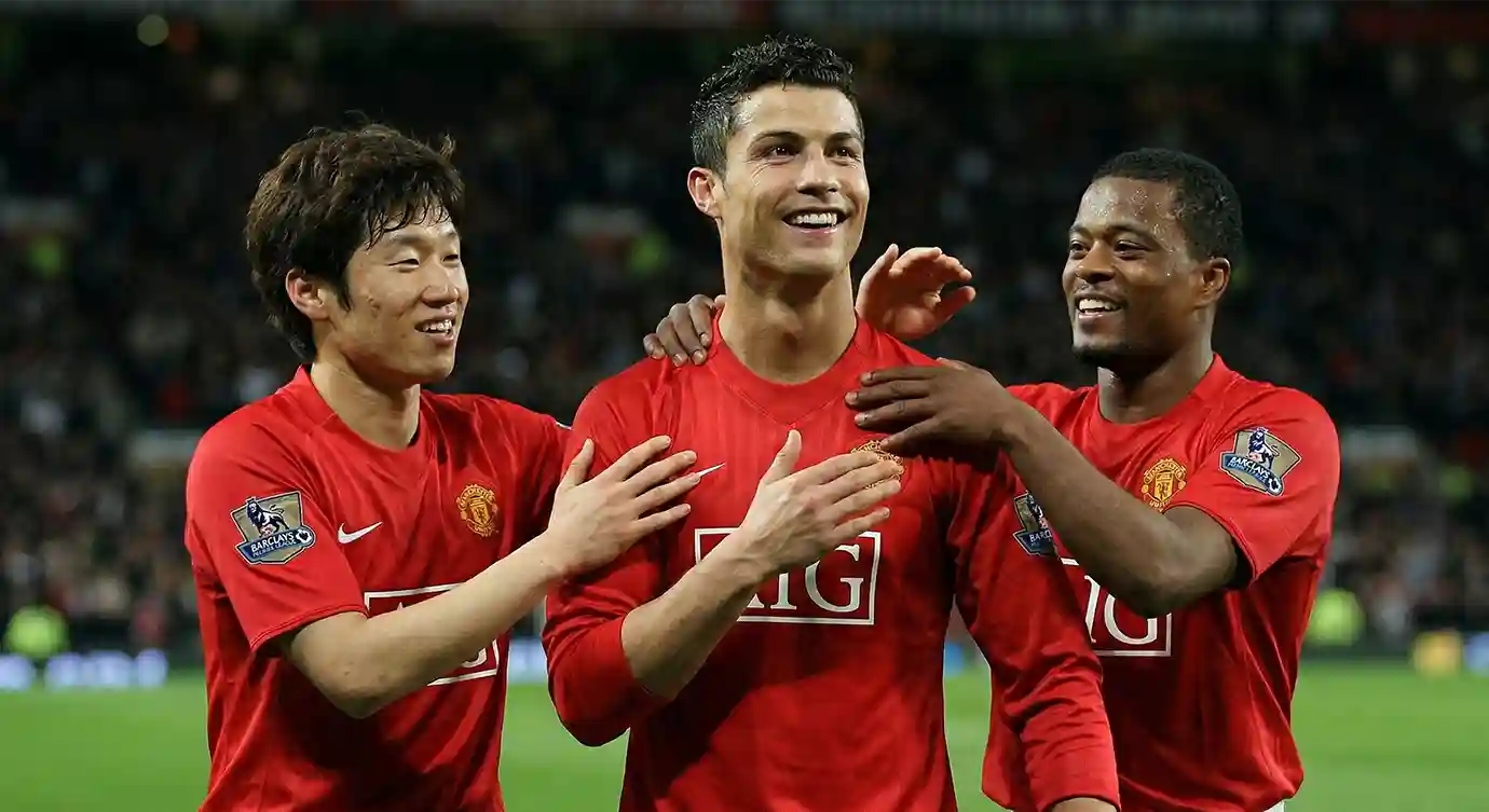 ปาทริซ เอวร่า แซว โรนัลโด้ ย้ายแมนยู พร้อมกับ พาร์ค จี ซอง และ คาร์ลอส เตเวซ หลังมีคลิปไวรัลตอนซ้อมสุดฮาหลุดออกมา