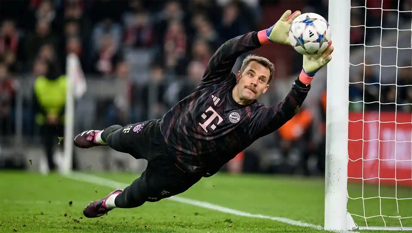 มานูเอล นอยเออร์ ผู้รักษาประตูจอมเก๋า ที่มีข่าวว่า สเปอร์ส และ ไบรท์ตัน สนใจ นอยเออร์ มาร่วมทีม