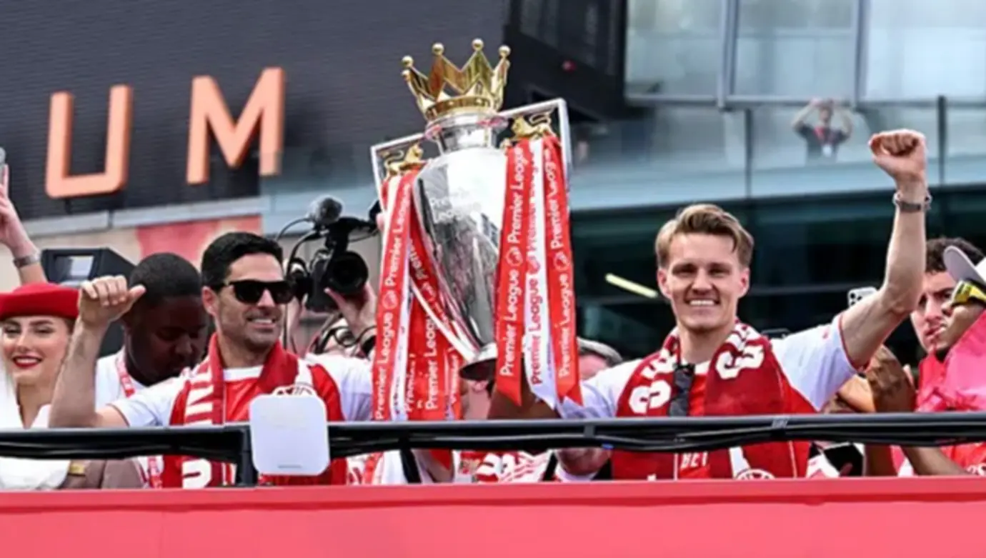 อาร์เซน่อลฉลองแชมป์ พรีเมียร์ลีก ไม่สนเศร้าแพ้ชิง UCL
