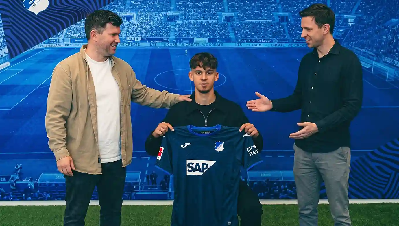 กาเยตัน เลนซ์ ชูเสื้อฮอฟเฟนไฮม์ ในประเด็น ฮอฟเฟนไฮม์ฉกดาวรุ่งโบคุ่มเสริมแดนกลาง